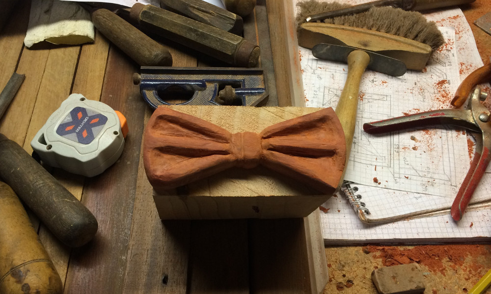 Noeud papillon en bois sculpté