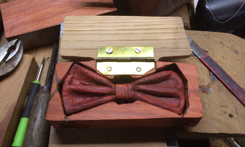 Boite pour noeud papillon en bois sculpté